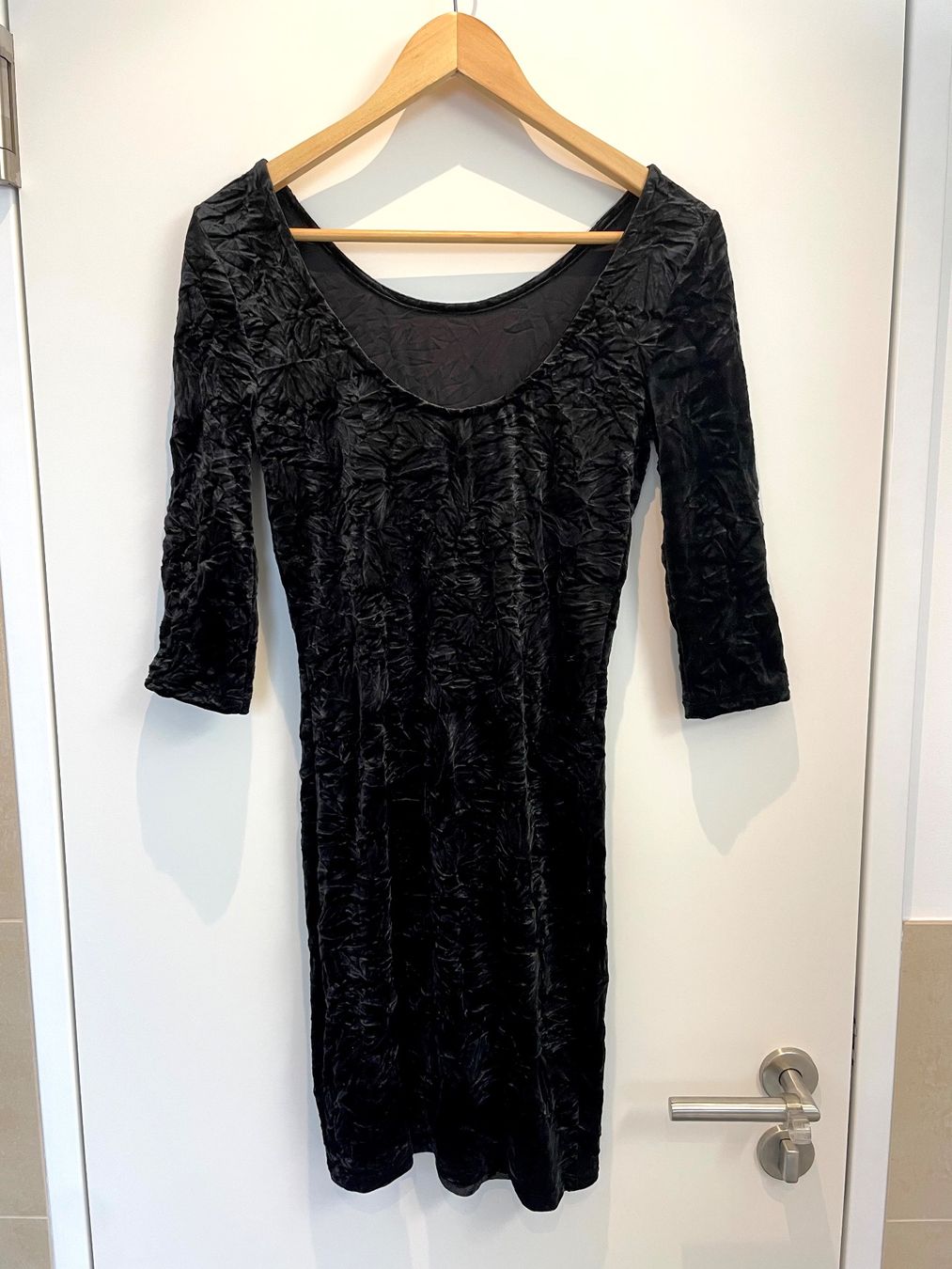 Kleider: Schwarzes Eutikleid Samt (S) – Gebraucht aus Triesen von antonellaaa_ 1