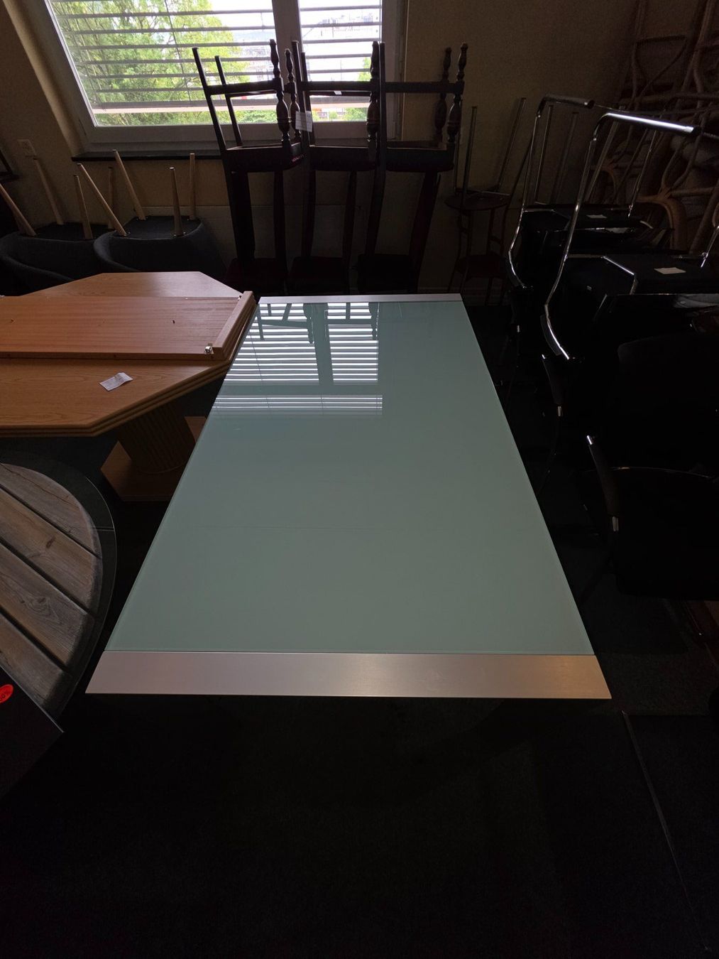 Tavoli: Moderner Esstisch mit Glasplatte – Usato da Zofingen venduto da BerchtoldBrocki 1