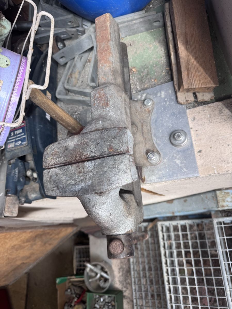 Tous les outils: Schraubstock massiv gebraucht – D'occasion à Schmerikon par LeandraBi 2