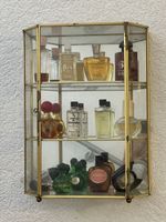 Vintage Parfüm-Sammlung in Goldvitrine aus Glas zu verkaufen