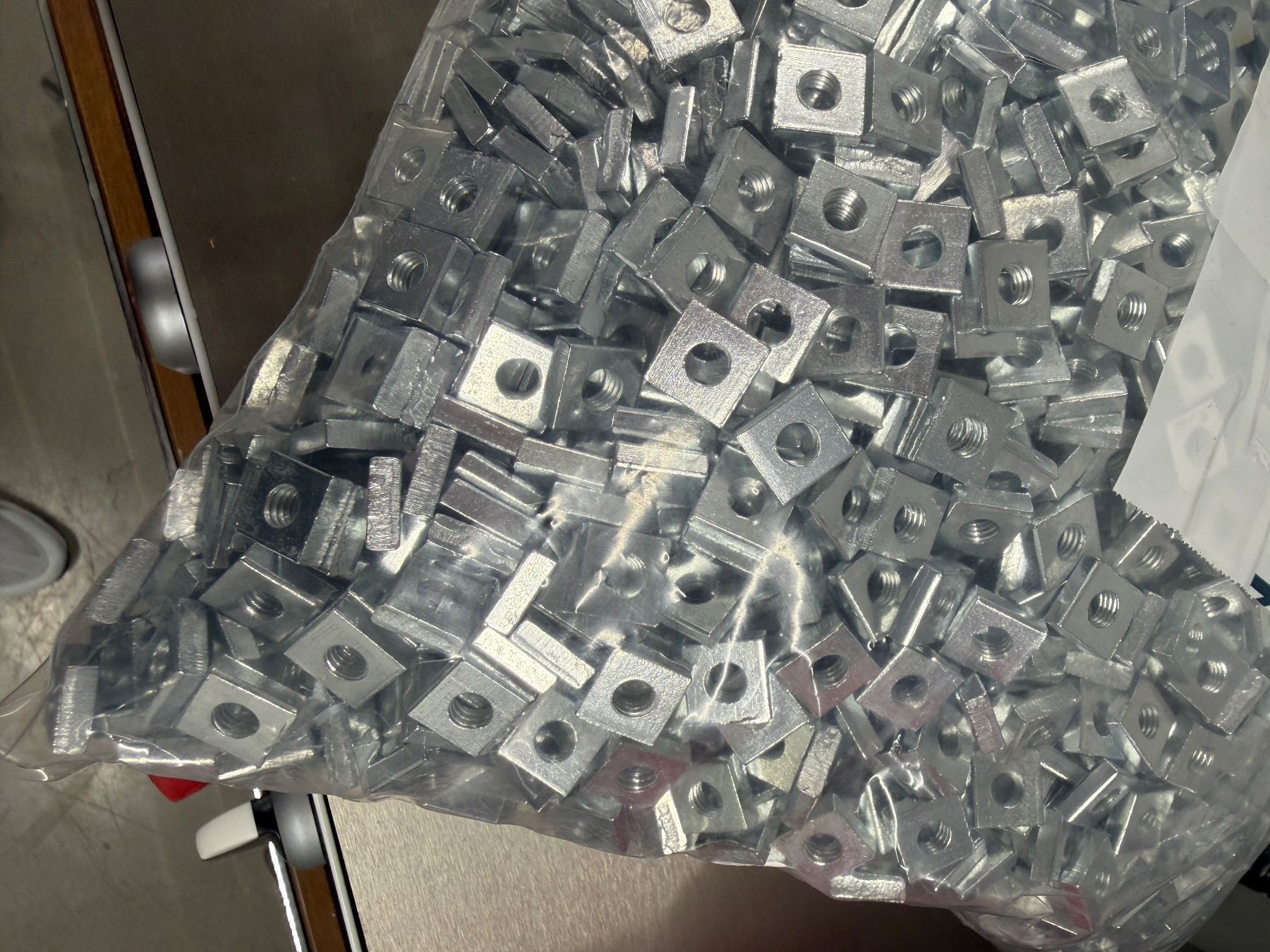 Alle Werkzeuge: Quadratmuttern / Rechteckmuttern / Gleitmuttern / Gleiter M6 – Neu und originalverpackt aus Kehrsatz von ichverkaufeetwas
