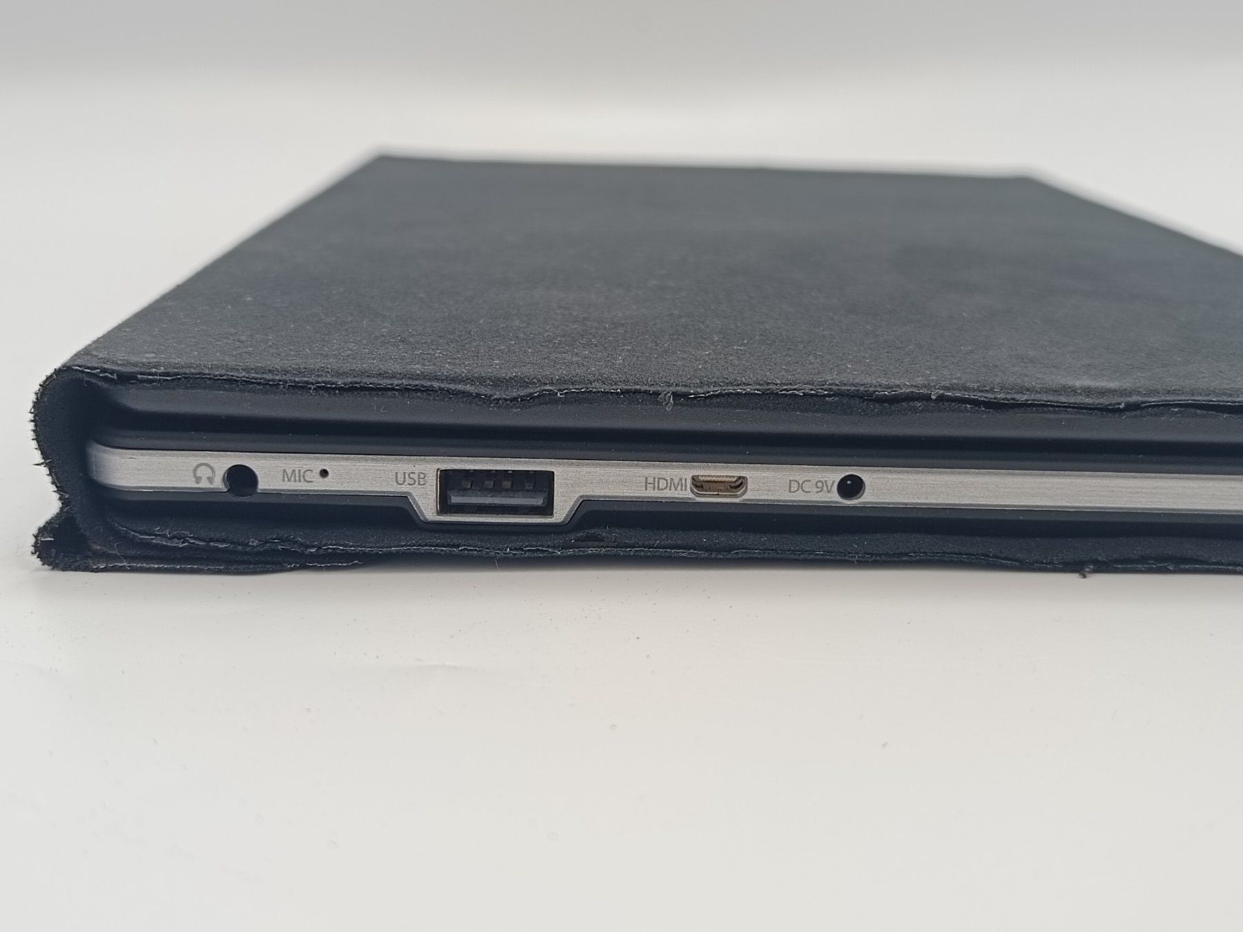 Trekstor Tablet PC: Trekstor Surftab Wintron 10.1 – Defekt aus Schlieren von 2nd-Life 3