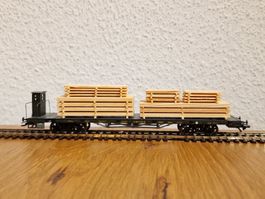 Flachwagen beladen mit Holz H0