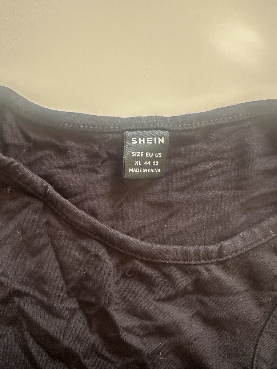 Shein Top: Schwarzes Crop Top von Shein – Nuovo (secondo la descrizione) da Zürich venduto da gryffindor_aurorin 1