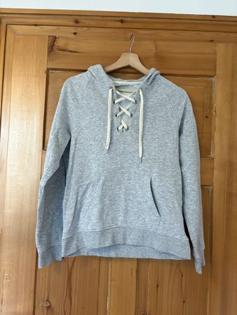 Grauer Hoodie Gr M mit Schnürung, kuschelig für kühle Tage