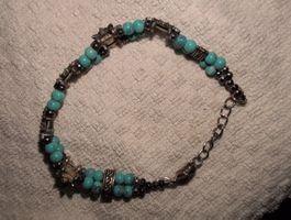 Armband mit türkisfarbenen Perlen und Sternen silberfarben