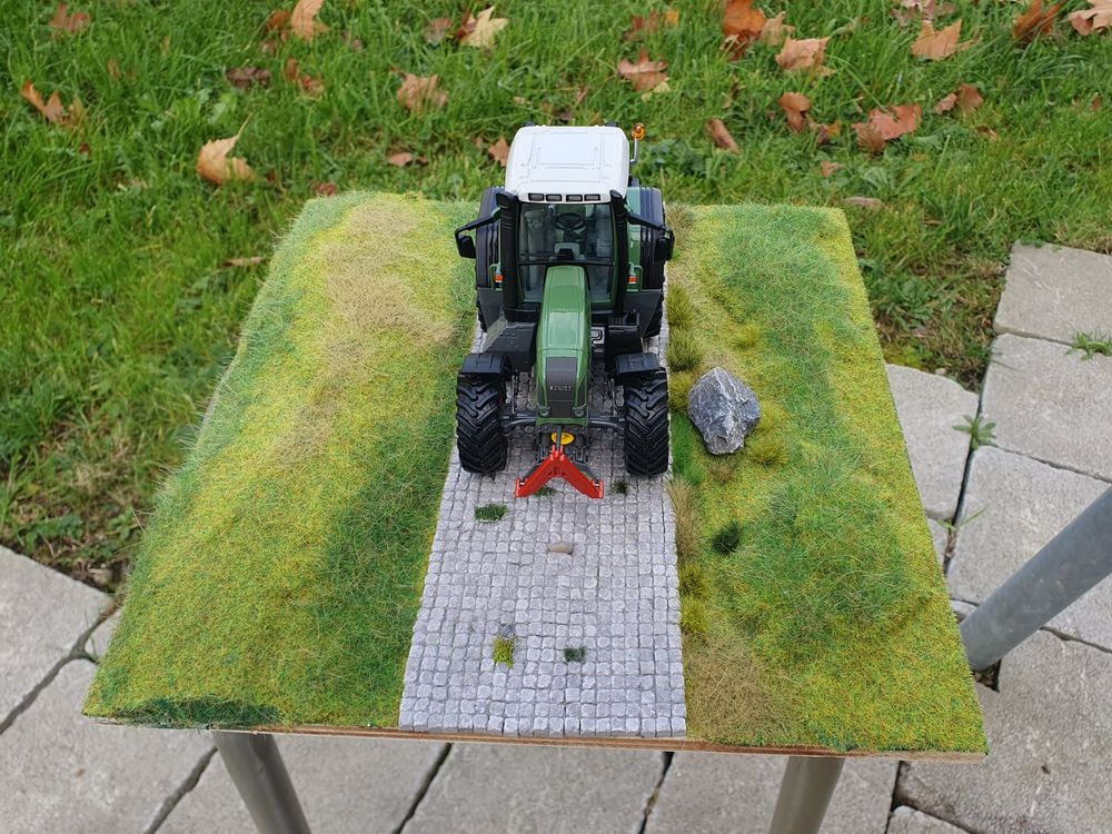 Diorama 1:32 Landwirtschaft Kopfsteinpflaster passt zu Fendt | Kaufen