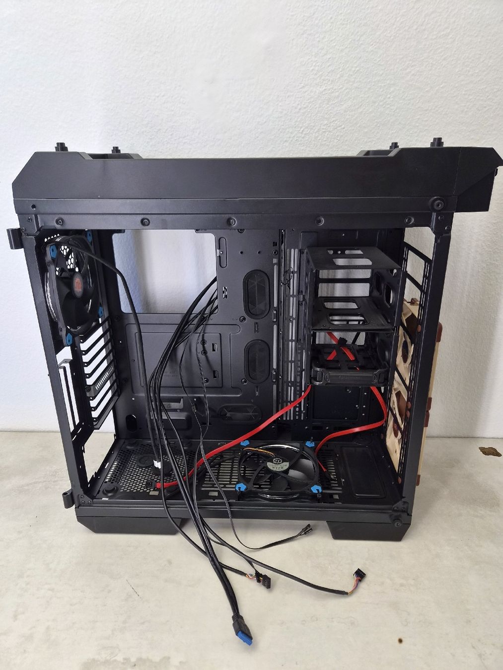 Thermaltake Custodie: Thermaltake PC Gehäuse unvollständig – Usato da SCHAFFHAUSEN venduto da Atami99