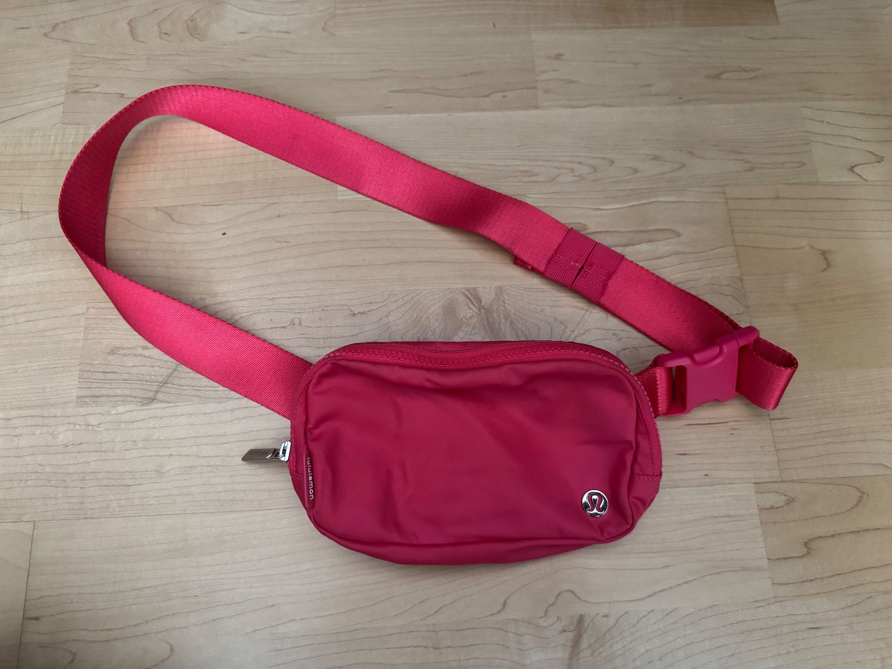 Lululemon Taschen: Lululemon Everywhere Belt Bag Fuchsia – Gebraucht aus Luzern von wet_7bm6