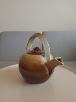 Töpferteekanne mit Griff, Schnabel in dreieckiger Kurvenform