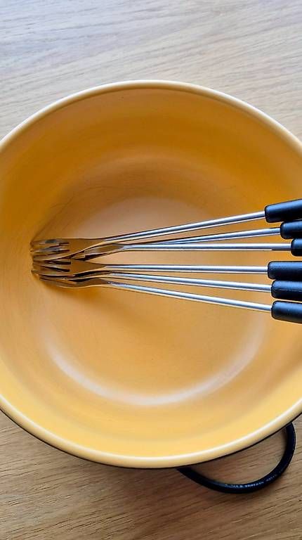 Tutti gli attrezzi: Caquelon électrique Koenig + 6 fourchettes. Prix à discuter. – Usato da La Chaux-de-Fonds venduto da danydeneuch 1