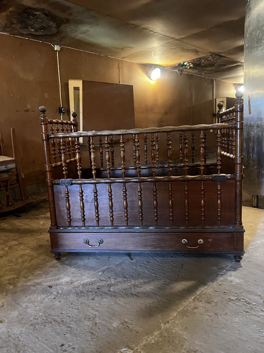 Lits: Babybett Antik – D'occasion à Ueberstorf par lorena...