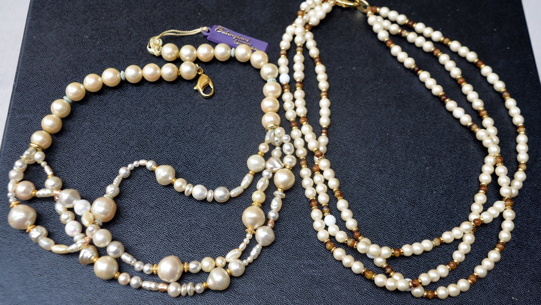 Ketten: Zwei Perlenketten / Deux colliers de perles  70's – Gebraucht aus Collonges von Auganien
