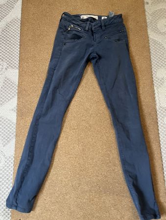 Freeman T. Porter Jeans XS mit Zipper & Nieten Details