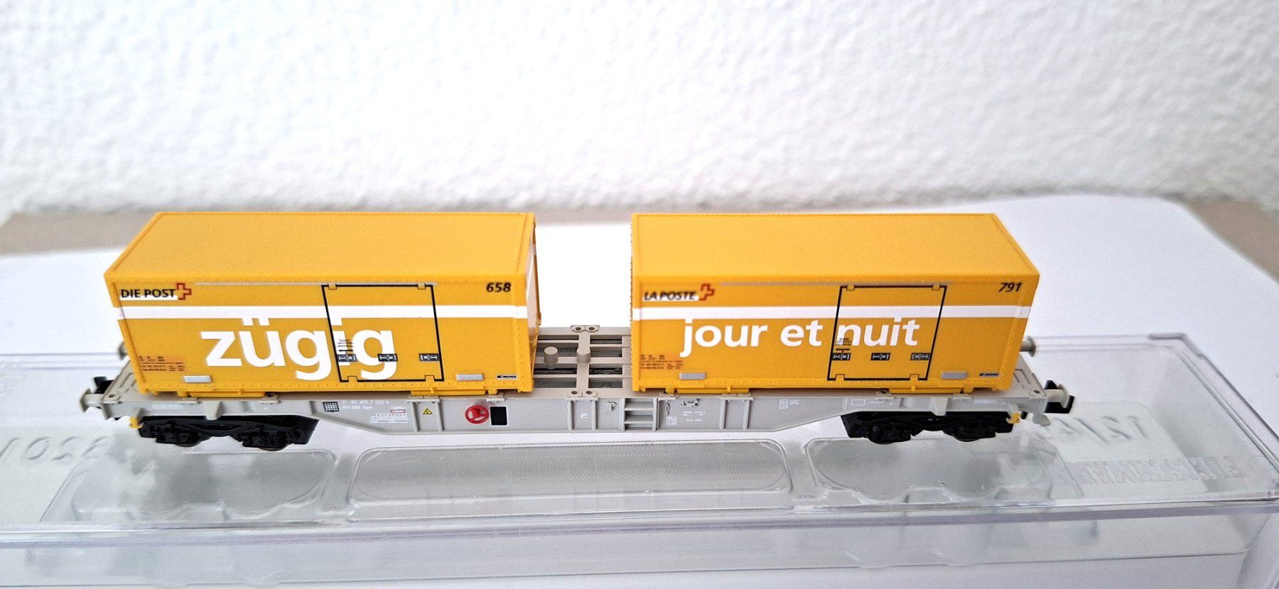 Fleischmann Modellini di ferrovie: Fleischmann Containertragwagen SBB POST 824403 K – Nuovo e nell'imballaggio originale da Biberist venduto da Ntrains 2