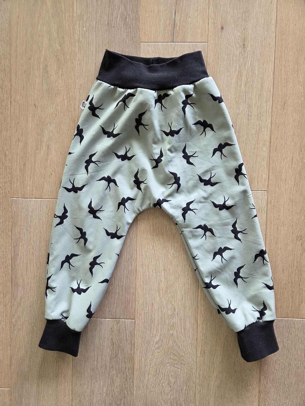 Pantaloni: Handmade Softshell-Pumphose mit Bündchen, Gr.98/104 – Usato da Hinwil venduto da Jessica13