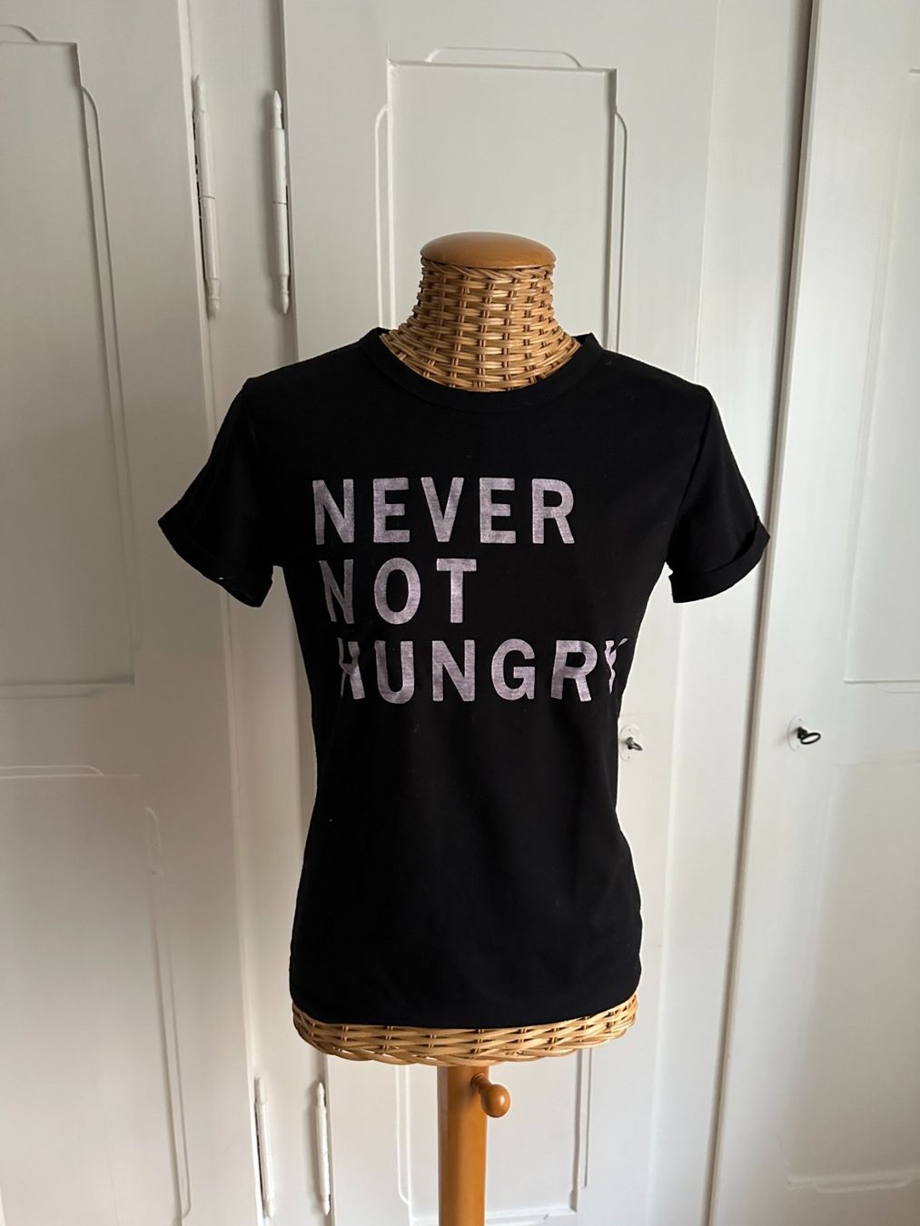 T-shirt: T-Shirt schwarz "Never Not Hungry" S – Usato da Zürich venduto da Diazaio