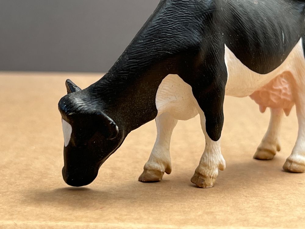 Schleich Kuh Schwarzbunt – Grasend, Handbemalt, Für Kinder Ab 3 Jahren, Aus Robustem Kunststoff