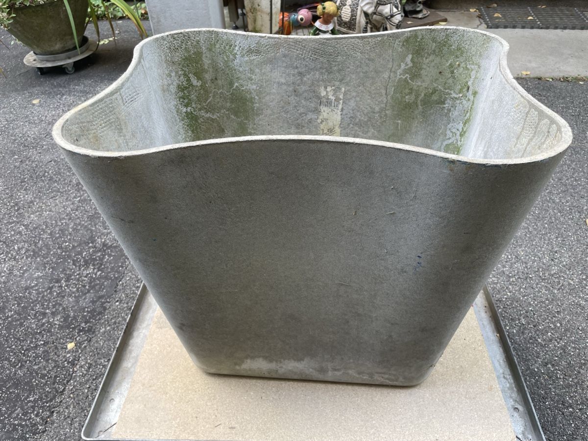 Eternit Blumentöpfe: Eternit Blumentopf in Wellenform – Gebraucht aus Biel/Bienne von Urbue 3