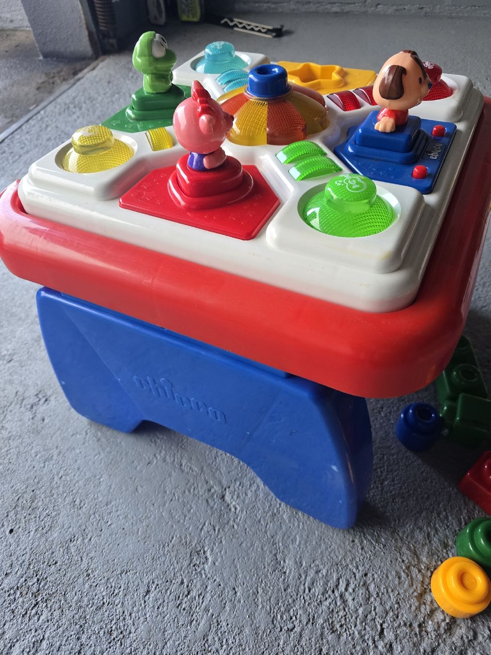 Giocattoli: Chicco Activity Table mit Bausteinen – Usato da Wittenbach venduto da Tigerlili 1