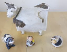 4 dekorative Kuhfiguren – grosse Kuh mit Glocke – Keramik /