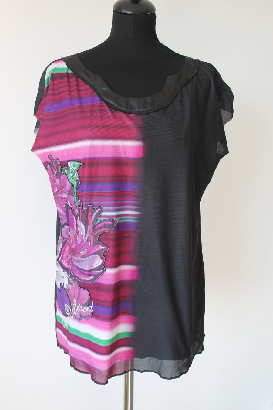 Desigual T-shirt: T-Shirt DESIGUAL taille XL – Usato da Chez-le-Bart venduto da jasse