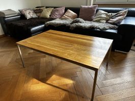 Couchtisch aus massiver Eiche mit Metallgestell