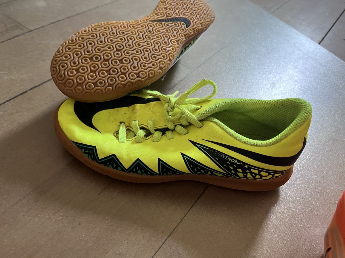 Chaussures garçon: Fussball-Schuhset Grösse 35 – D'occasion à Wallisellen par Joo23 1
