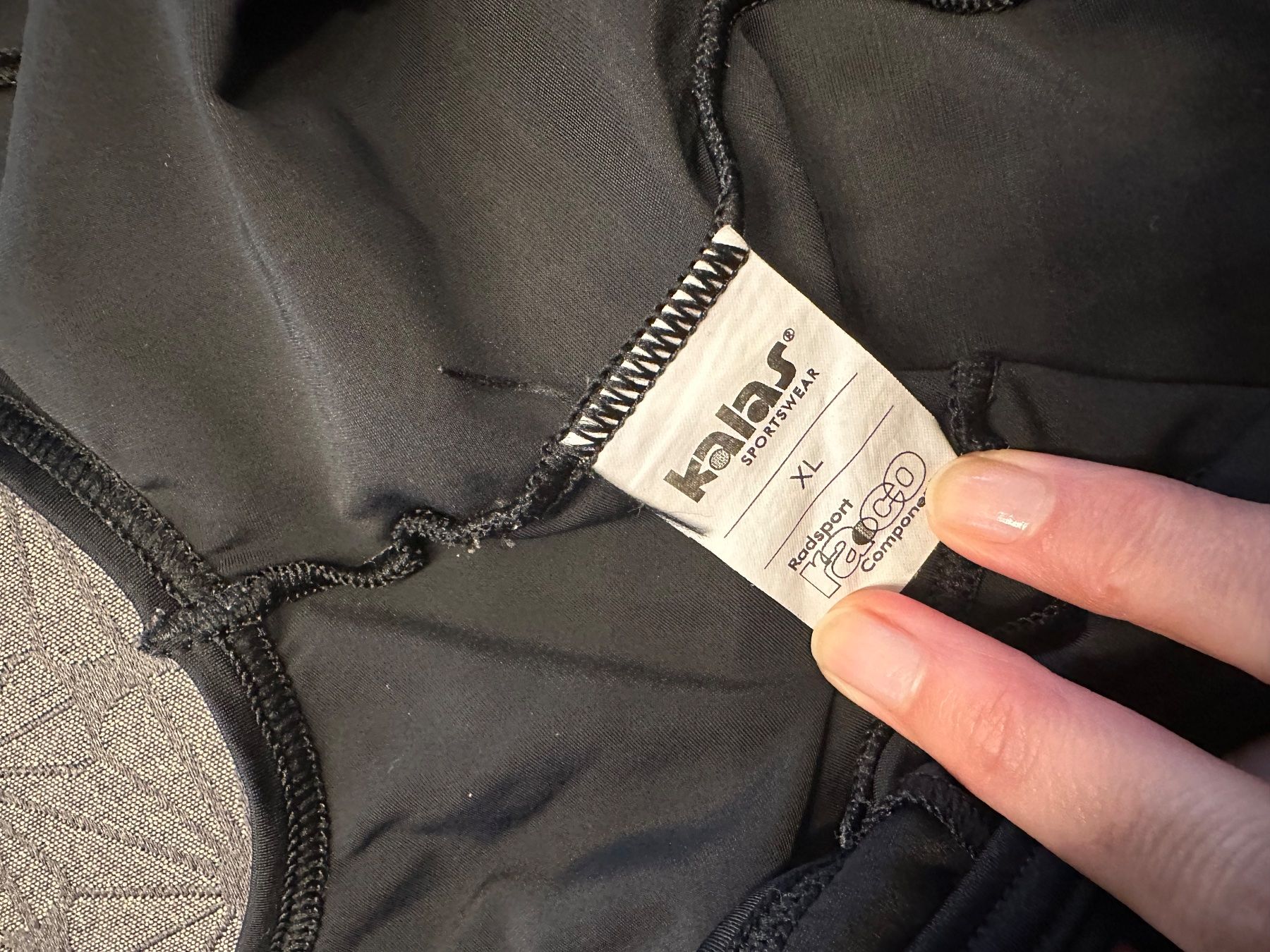Lotti di vestiti: Radbekleidung Hose mit Träger & Oberteil – Usato da Mauren venduto da SB1606 1