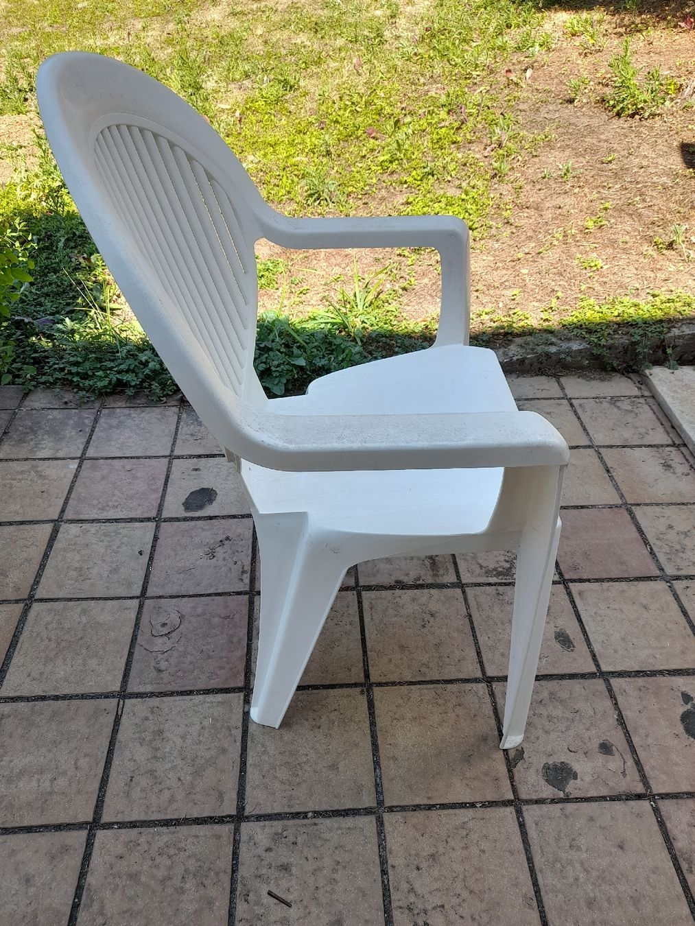 Chaises: 6 Gartenstühle weiss, Kunststoff – D'occasion à Füllinsdorf par merdian02 1