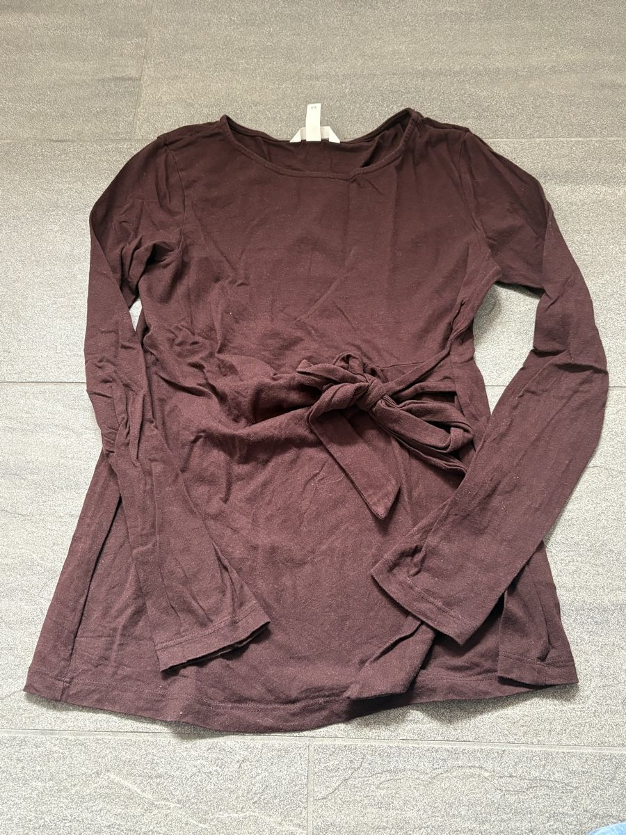 H&M T-shirt: Dunkelrotes Umstands-Shirt mit Bindegürtel – Usato da Blumenstein venduto da JeanineTamara