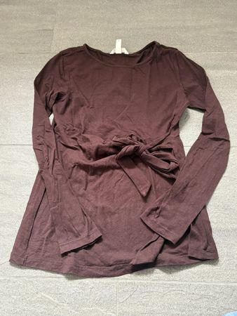 Dunkelrotes Umstands-Shirt mit Bindegürtel