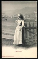Appenzell, Appenzellerin in Tracht an ei