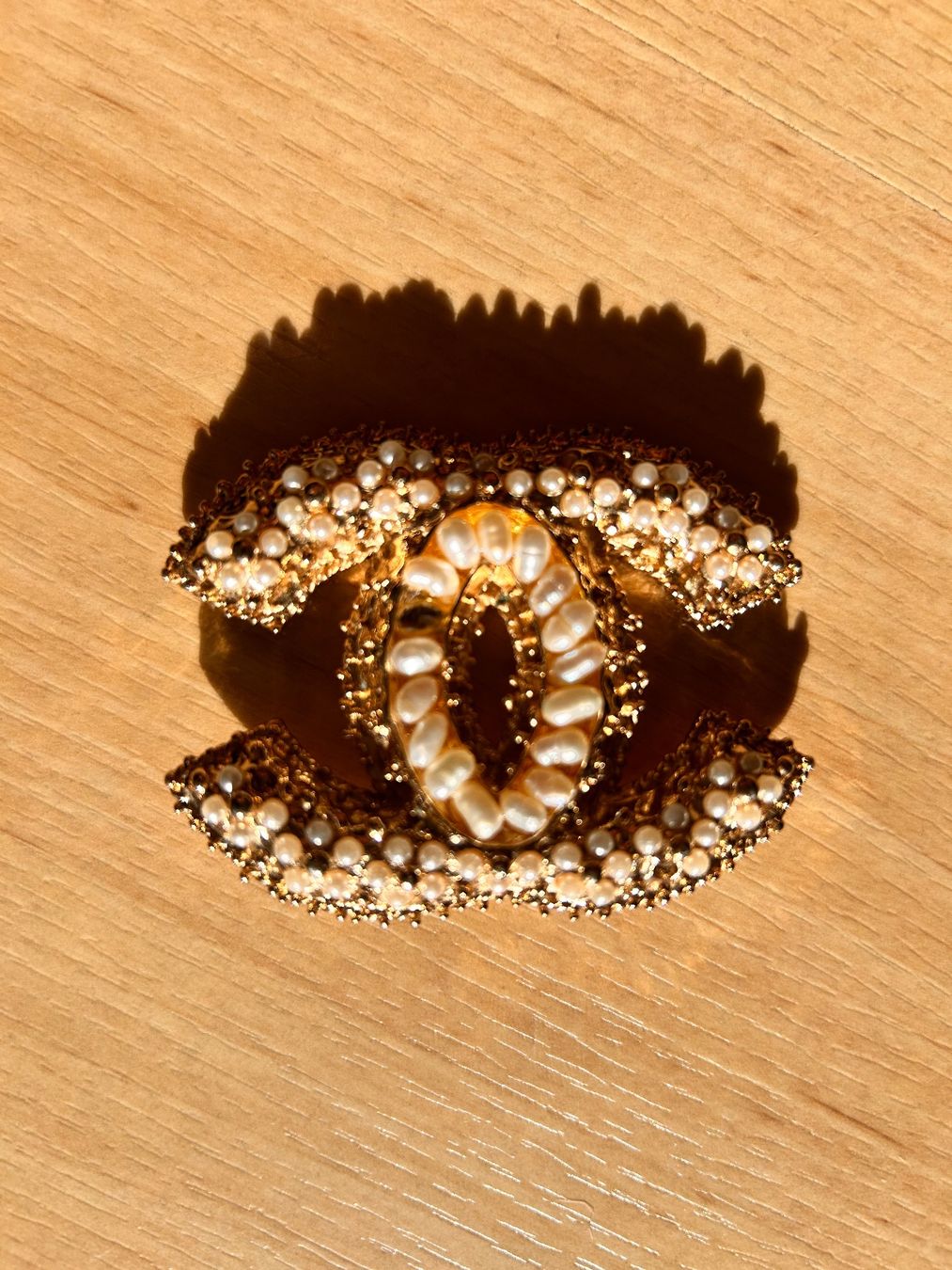 Chanel Broches & Aiguilles: Chanel Brosche Logo goldfarben Perlen gebraucht – D'occasion à Hirzel par ver_rxz8 1