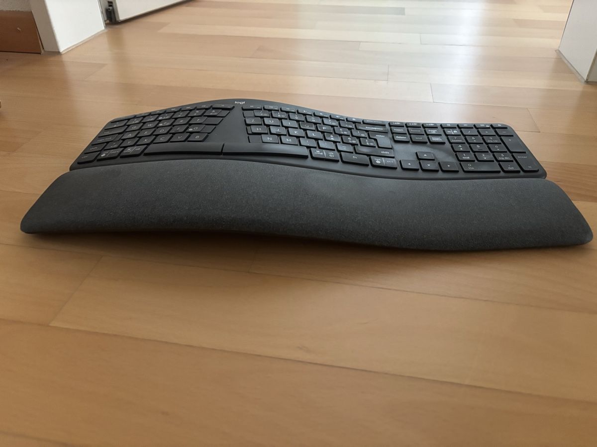 Logitech Tastiere: Logitech ERGO K860 Split Ergonomic Keyboard with Wrist Rest – Usato da Port venduto da localhorst