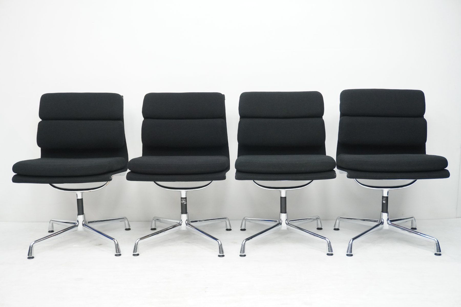 Vitra Stühle: Original Vitra Eames Soft Pad EA208 Stoff schwarz – Gebraucht aus Bad Zurzach von QLASSIQ 1