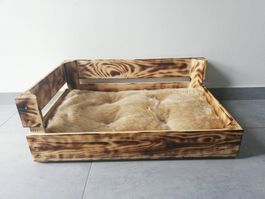 Katzen- Hundebett aus Holz gebrannt getoastet mit Kissen