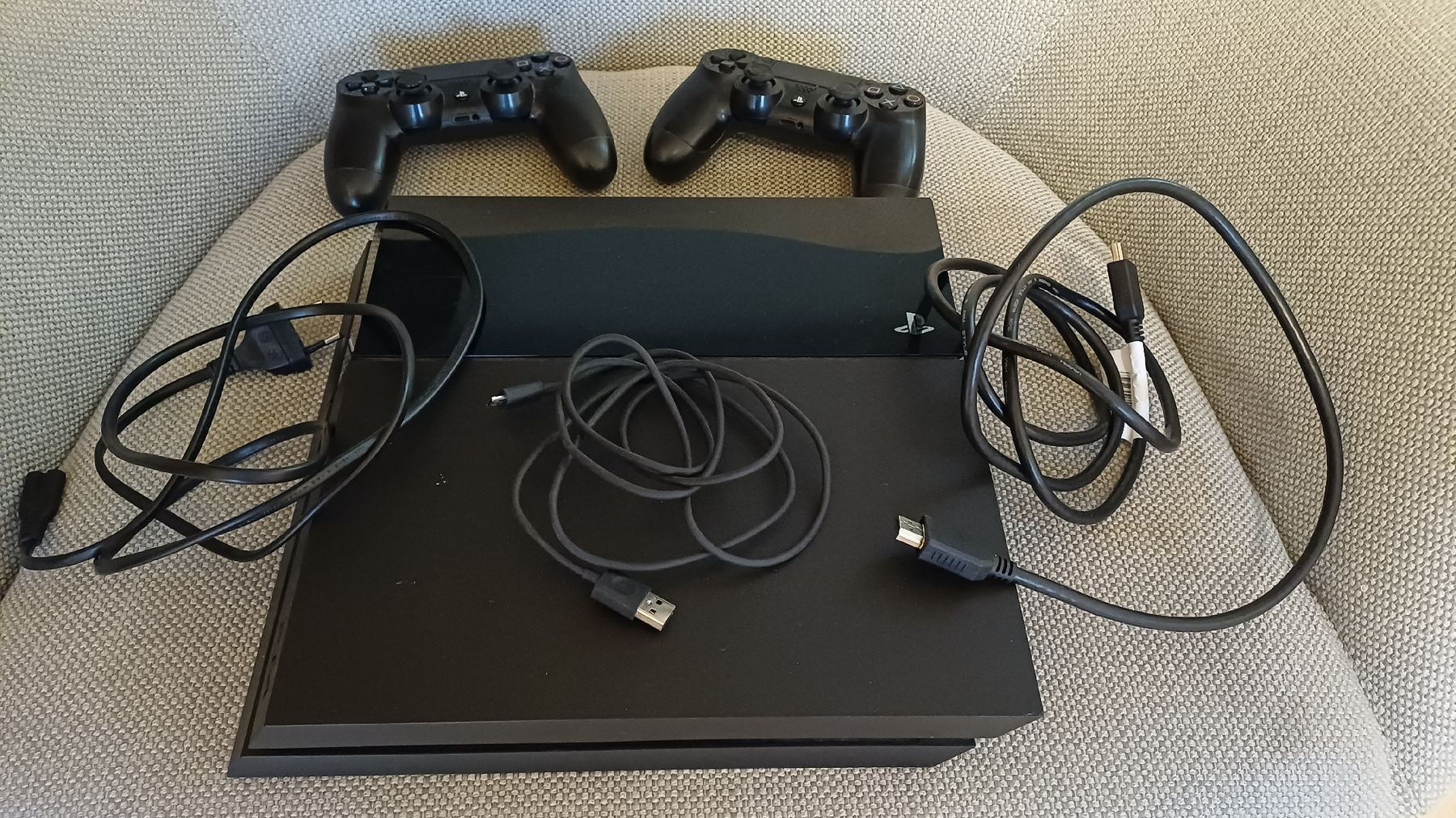 Sony Konsolen: PS4 inkl. 2 Controller - Playstation – Gebraucht aus Adligenswil von fabianbrunner