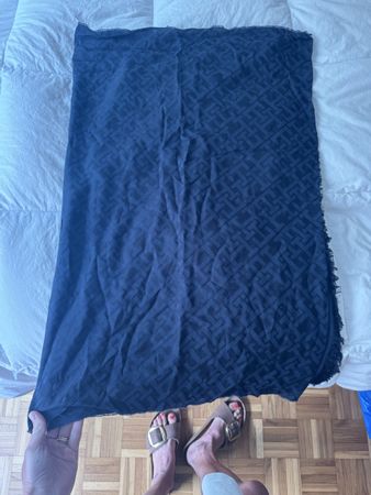 Écharpe Tommy Hilfiger bleu marine, parfait pour l'été!