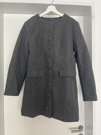 Schicker Kurzmantel in Grau, Gr. 36 perfekt für den Früh