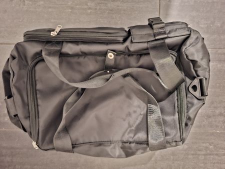 Schwarze Reisetasche/Sporttasche - viel Stauraum!