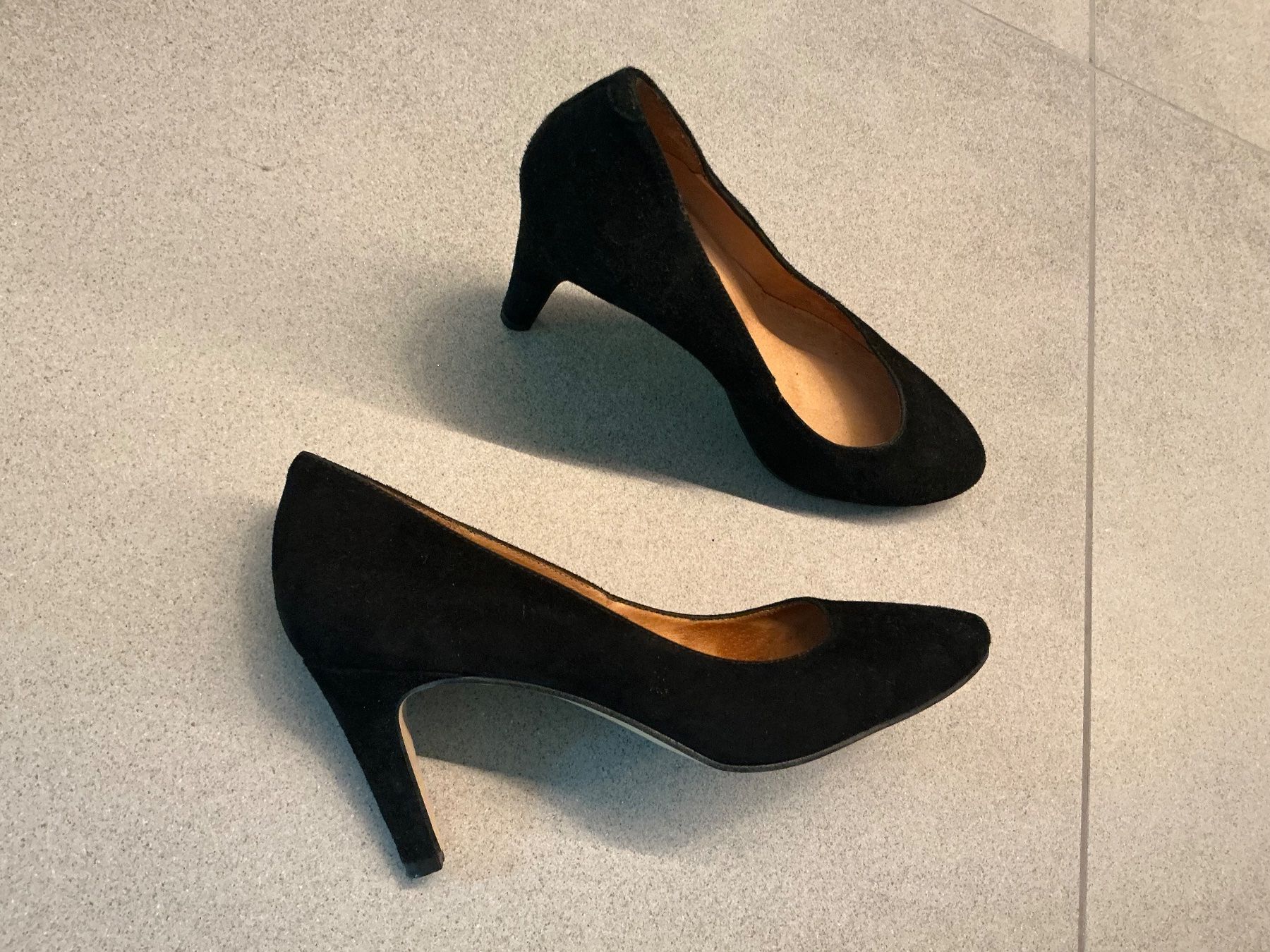 Scarpe da donna: Schwarze Wildleder Pumps Gr. 38 – Usato da Neuheim venduto da mischwerk