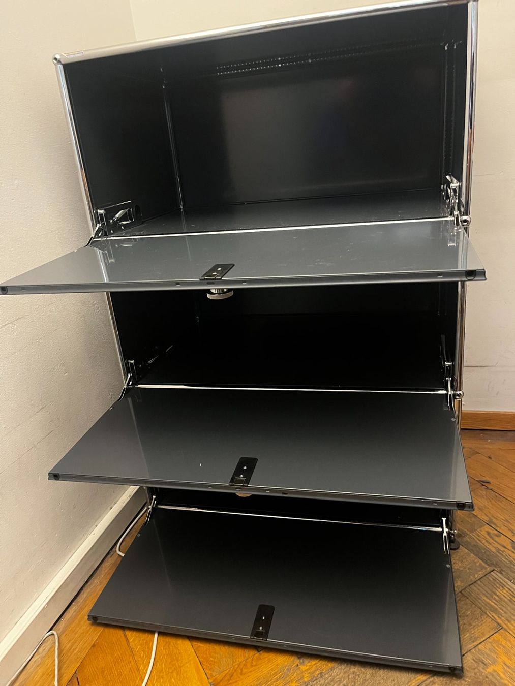USM Cassettiere: USM Sideboard Kommode dunkelgrau – Usato da Zürich venduto da Allrounders 3