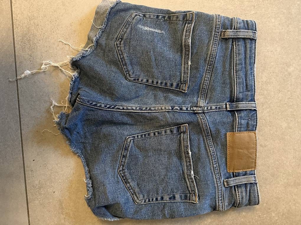 H&M Jeans: Hot Pants aus Jeans – Gebraucht aus Zürich von ama_j5cz 1