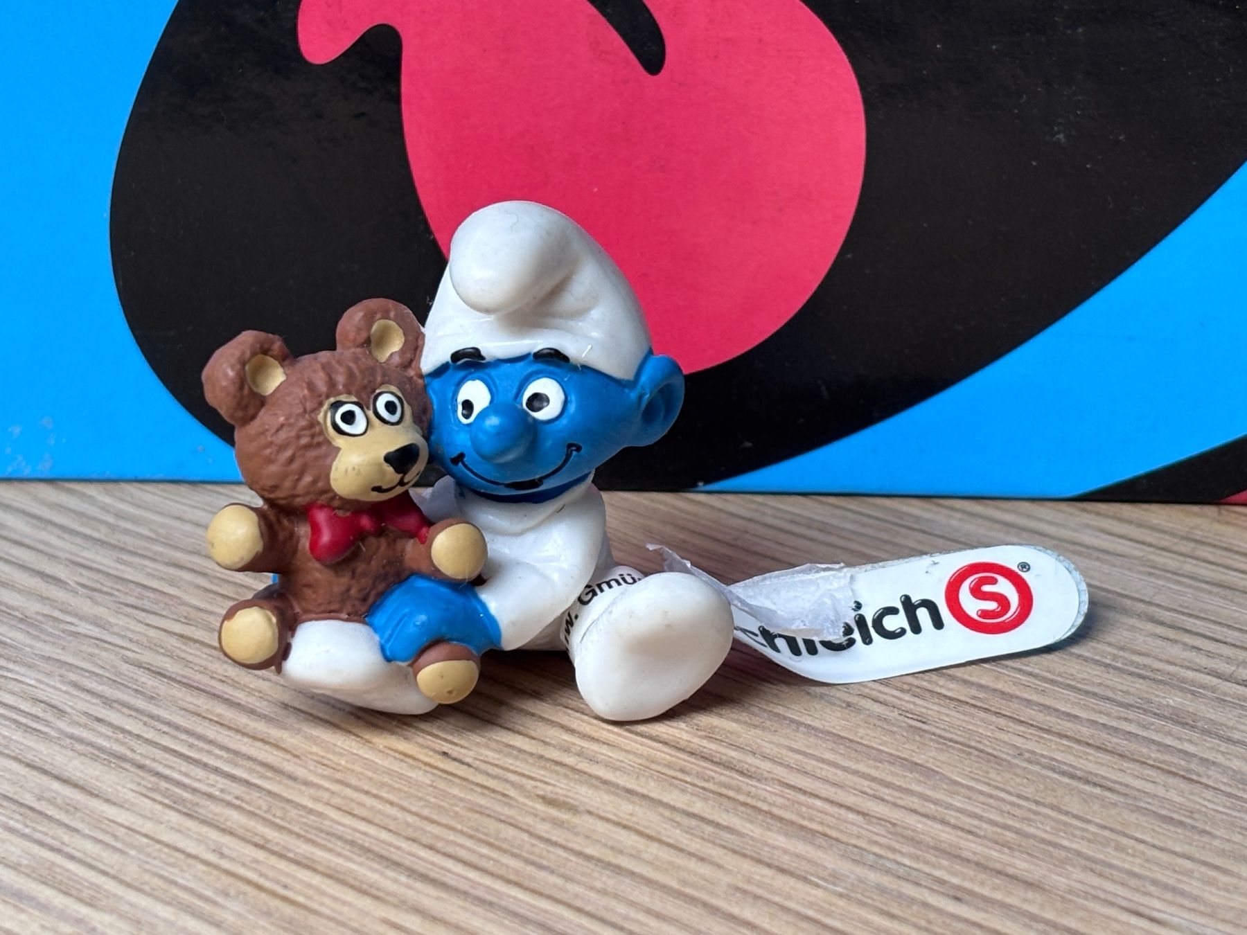 Schleich Statuette: Baby-Schlumpf mit Bär – Usato da Lyss venduto da Duckszone