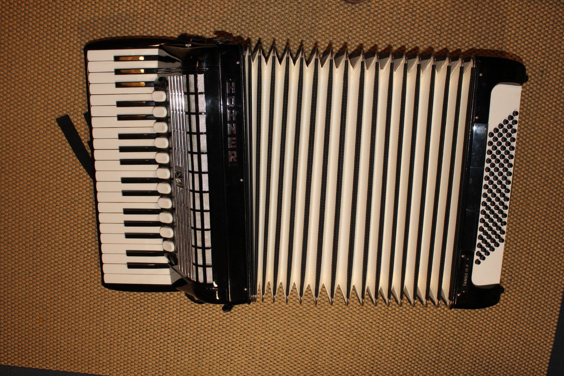 Hohner Musikinstrumente: Akkordeon  Hohner Tango IV P – Gebraucht aus Lommiswil von samburi 4