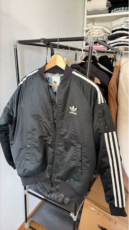 Adidas Bomberjacke Schwarz mit Streifen neuwertig
