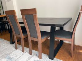 Elegante Set aus Esszimmerstühlen