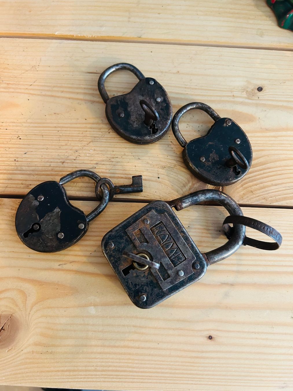Lucchetti: Antique Schlössser 4stk. mit Schlüssel – Usato da Zürich venduto da KuduKing