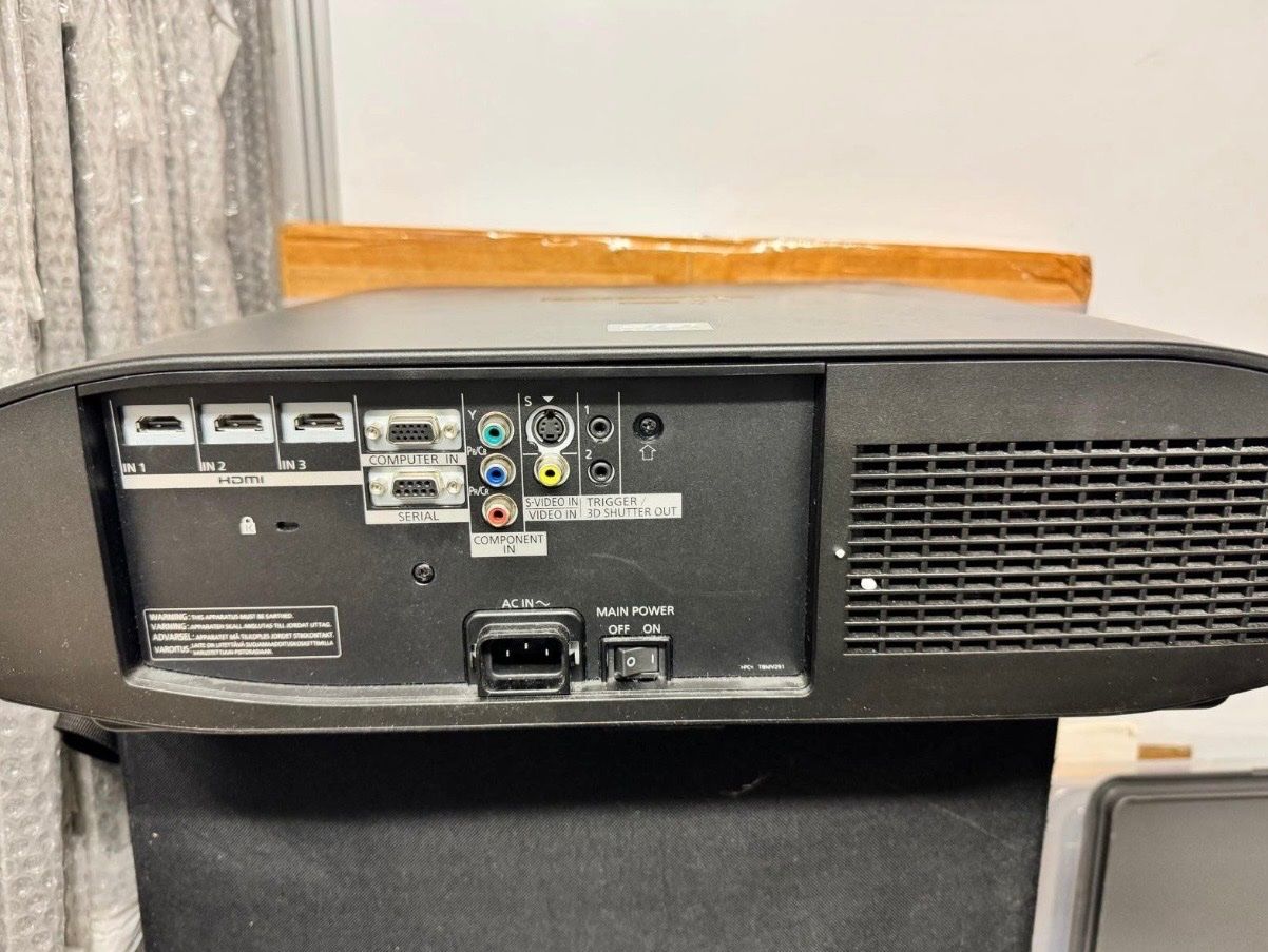 Panasonic Videoprojektoren: Panasonic PT-AT6000E + Zubehör – Gebraucht aus Avenches von jackywei01 5